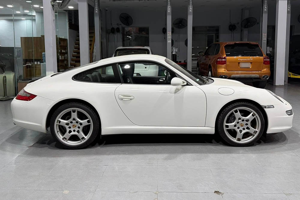El Porsche 911 de generacion 997 con una rara condicion original aparece en Hanoi. Foto: Duc Pham