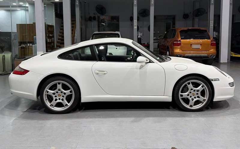 The Porsche 911 generation 997 with rare original condition appears in Hanoi. Photo: Duc Pham