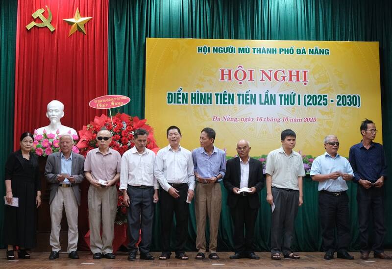 Presenting 100 gifts worth 50 million VND to members of the Association of the Blind in Da Nang City in difficult circumstances. Photo: Da Nang City People's Committee