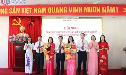 Lãnh đạo phường Hạ Long trao quyết định theo đề án sắp xếp các cơ sở giáo dục công lập trên địa bàn. Ảnh: UBND phường Hạ Long
