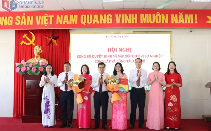 Ha Long ward leaders presented the decision according to the project to reorganize public educational institutions in the area. Photo: Ha Long Ward People's Committee