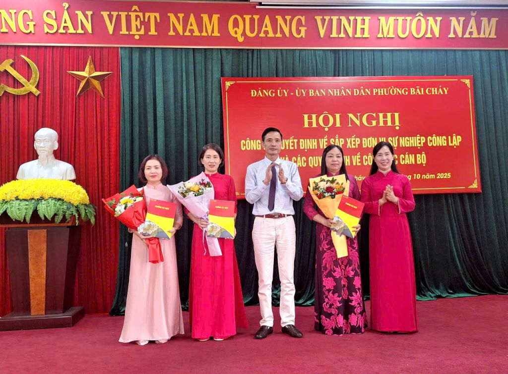 Lanh dao phuong Bai Chay trao quyet dinh, tang hoa chuc mung cac ca nhan duoc bo nhiem sau sap nhap. Anh: UBND phuong Bai Chay