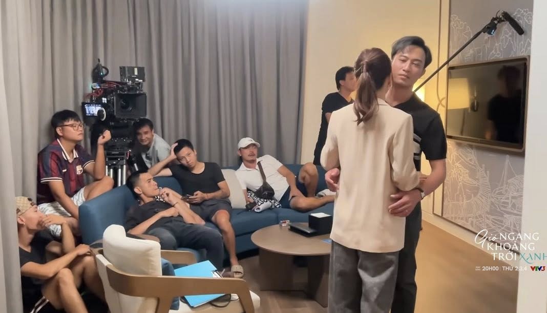 Canh quay rieng tu tren phim nhung thuc te kha dong nguoi trong e-kip ho tro. Anh: VFC