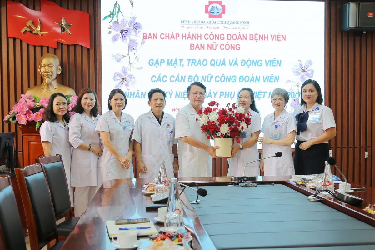 The Board of Directors of Quang Ninh General Hospital presented flowers to congratulate the Women's Union on Vietnamese Women's Day. Photo: Quang Ninh Provincial Hospital