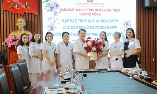 Ban Giám đốc Bệnh viện Đa khoa tỉnh Quảng Ninh tặng hoa chúc mừng Ban Nữ công nhân kỷ niệm ngày Phụ nữ Việt Nam. Ảnh: Bệnh viện tỉnh Quảng Ninh