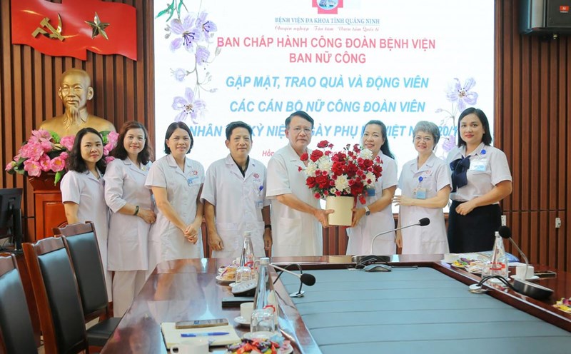 The Board of Directors of Quang Ninh General Hospital presented flowers to congratulate the Women's Union on Vietnamese Women's Day. Photo: Quang Ninh Provincial Hospital