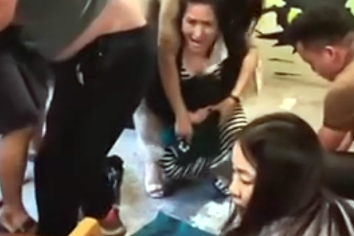 The "money bags" fight at luxury apartments. Photo from the security camera