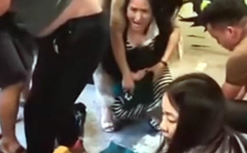 The "money bags" fight at luxury apartments. Photo from the security camera