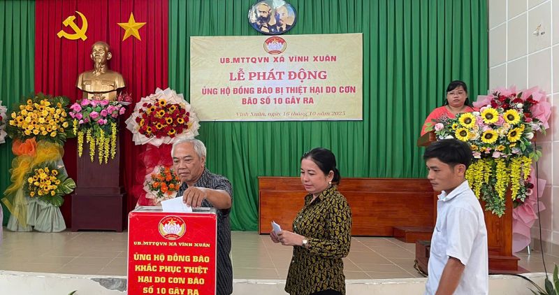 빈쑤언사 간부 당원 및 주민들은 태풍 10호로 피해를 입은 중부 지역 동포를 지원하기 위해 1억 1천만 동을 기부했습니다. 사진: 호앙록