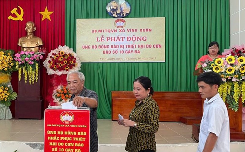 Cadres, party members and people of Vinh Xuan commune donated 110 million VND to support people in the Central region affected by storm No. 10. Photo: Hoang Loc