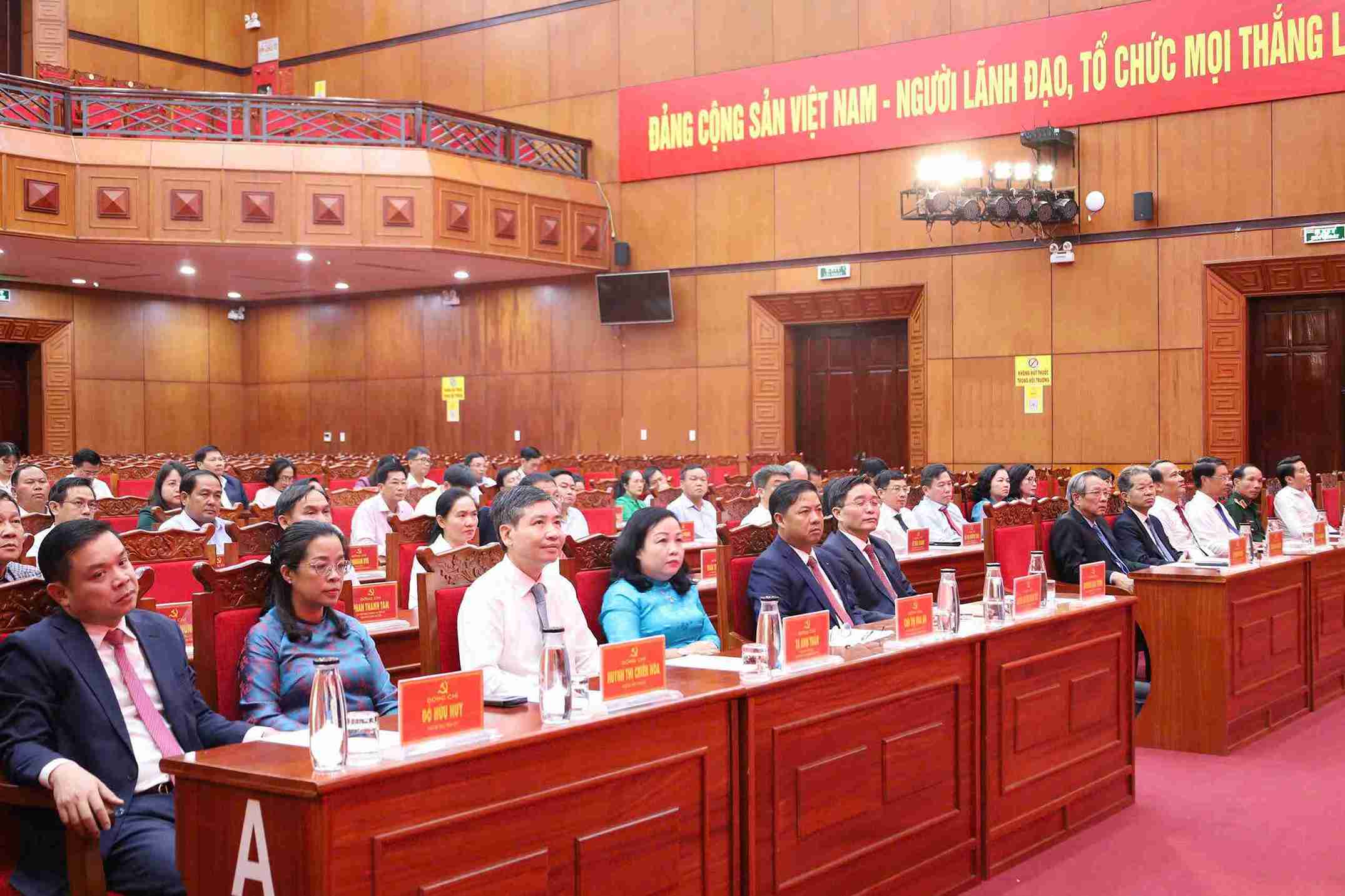 Quang canh hoi nghi. Anh: Kim Bao