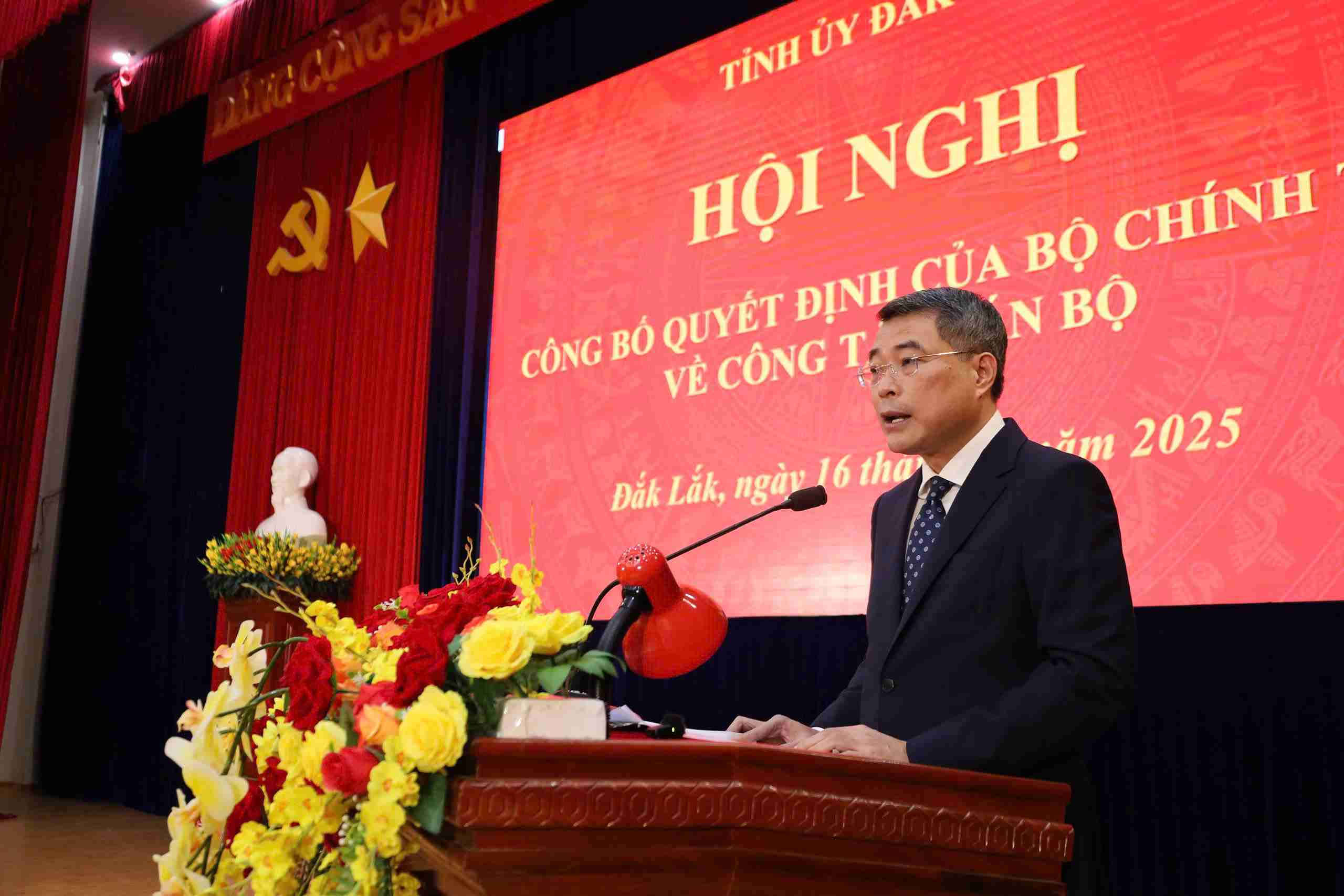 ong Le Minh Hung – Uy vien Bo Chinh tri, Truong Ban To chuc Trung uong – da cong bo Quyet dinh cua Bo Chinh tri ve cong tac can bo. Anh: Kim Bao