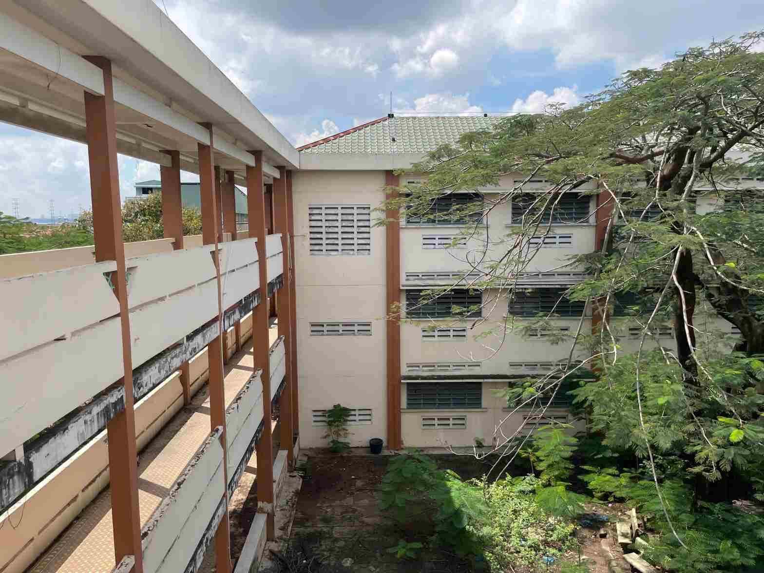 The People's Committee of Tan Khanh Ward proposed using the old headquarters of Thai Hoa High School for a secondary school lacking classrooms. Photo: Dinh Trong