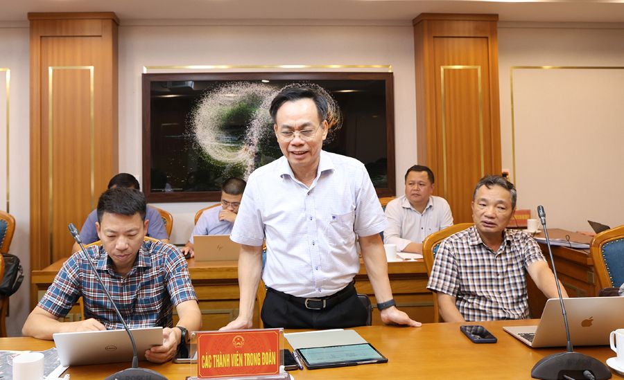 Quyen Giam doc Ban QLDA cac cong trinh dien mien Bac – Le Van Khai phat bieu tai buoi lam viec