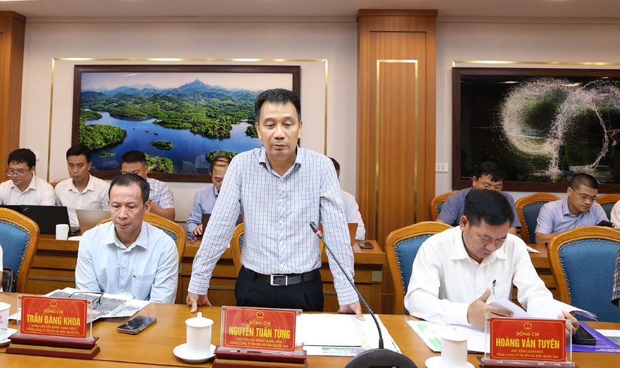 Chu tich HDTV EVNNPT Nguyen Tuan Tung phat bieu tai buoi lam viec
