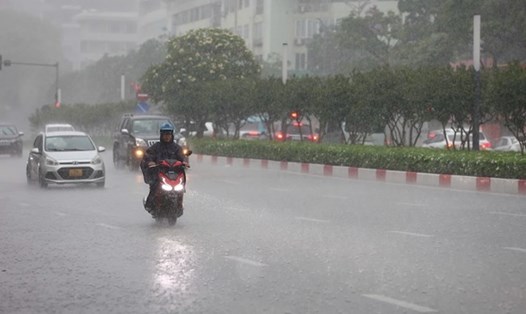 Cảnh báo một số nơi thuộc Hà Nội sắp mưa dông trong chiều nay 16.10. Ảnh: Việt Anh