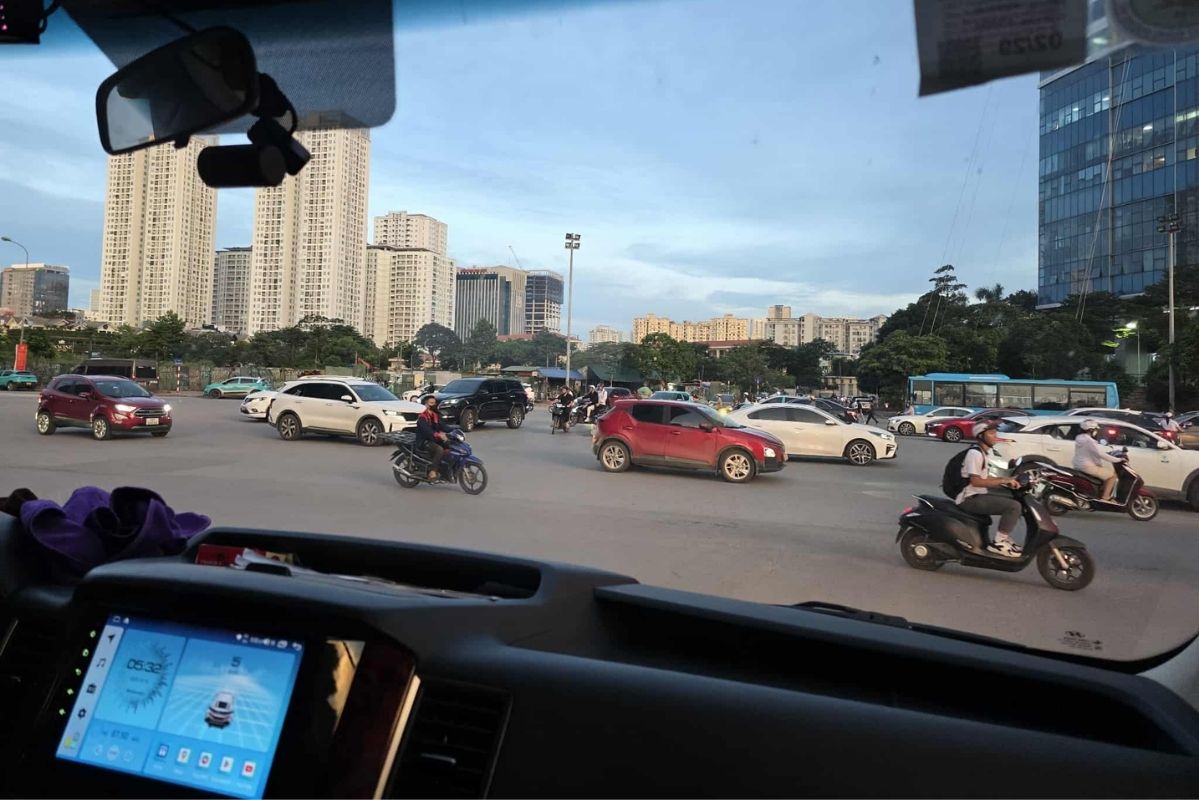 Thoi gian di chuyen ngan, giao thong thuan tien khien chi Linh chon phuong an sang di lam thanh pho, toi tro ve que. Anh: NVCC