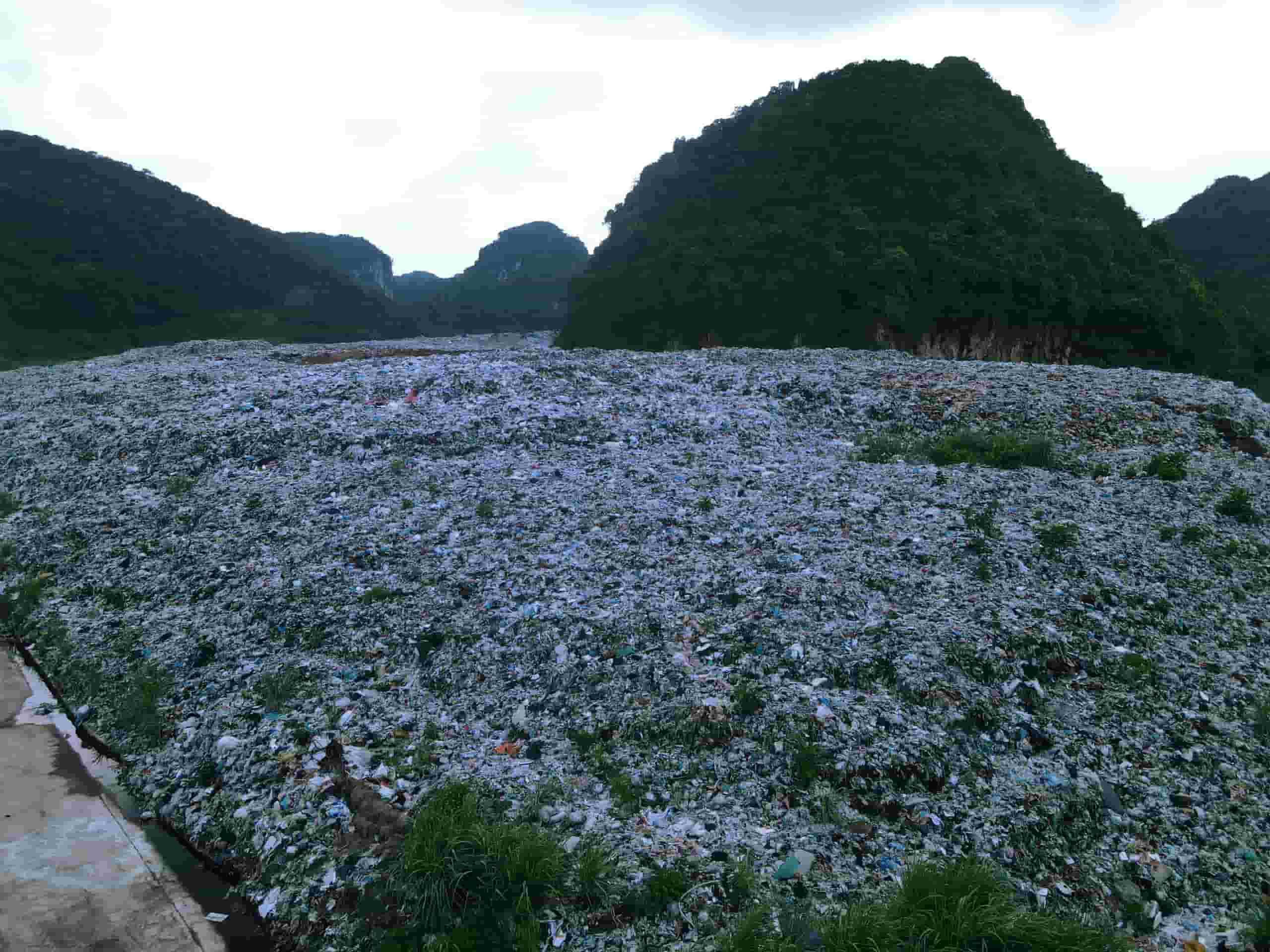 Toàn bộ khu vực thung Quèn Khó rộng hàng chục ha chất đầy rác thải chưa được xử lý. Ảnh: Nguyễn Trường