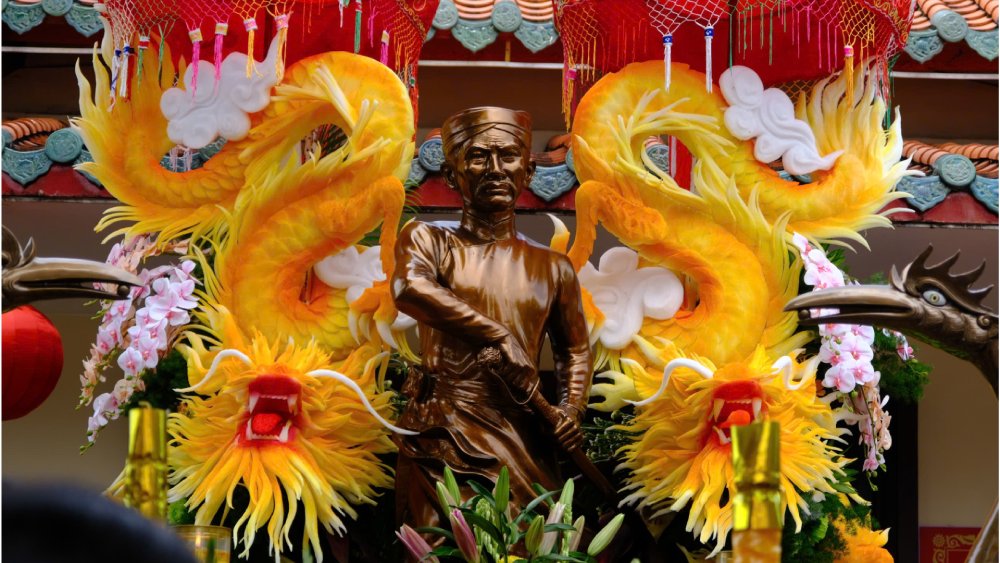 Lam tao hinh hoa, trai cay phai rat kien tri, ti mi tung chut, tung chi tiet nho. Anh: My Ly