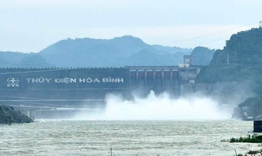 Cửa xả đáy hồ thủy điện Hòa Bình được lệnh đóng. Ảnh: Việt Bắc