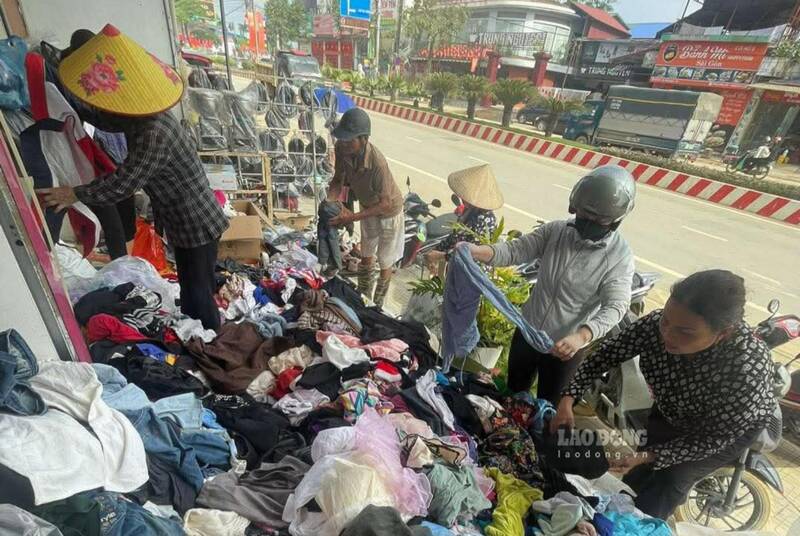 Free stalls after historic floods in Thai Nguyen. Photo: Lam Thanh