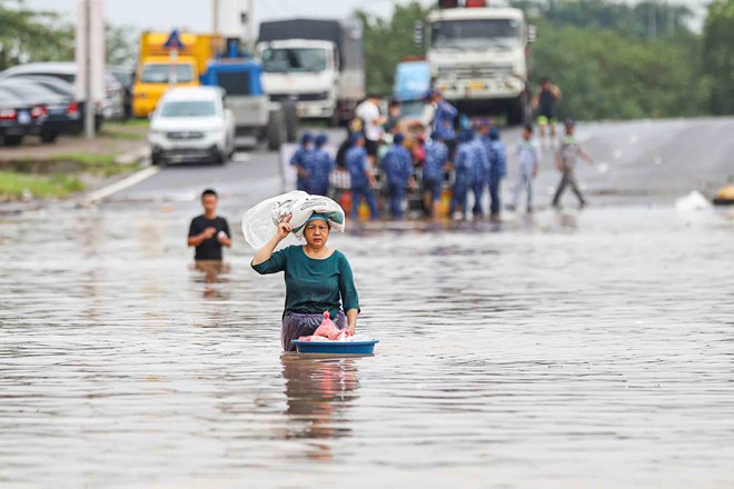 Flooding in the Nga bridge area (Xuan Phuong ward, Hanoi), morning of October 1. Photo: Duc Minh