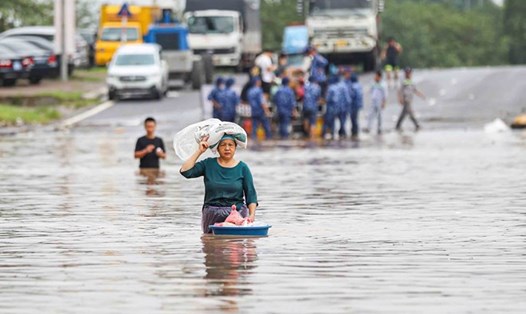 Ngập úng tại khu vực cầu Ngà (phường Xuân Phương, Hà Nội), sáng 1.10. Ảnh: Đức Minh