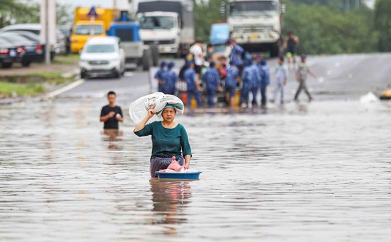Flooding in the Nga bridge area (Xuan Phuong ward, Hanoi), morning of October 1. Photo: Duc Minh