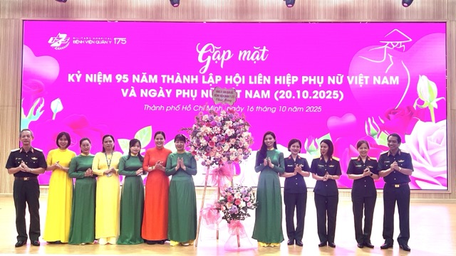 The female hospital union officials represented 1,300 women's union members who received flowers and congratulations. Photo: Nguyen Ly