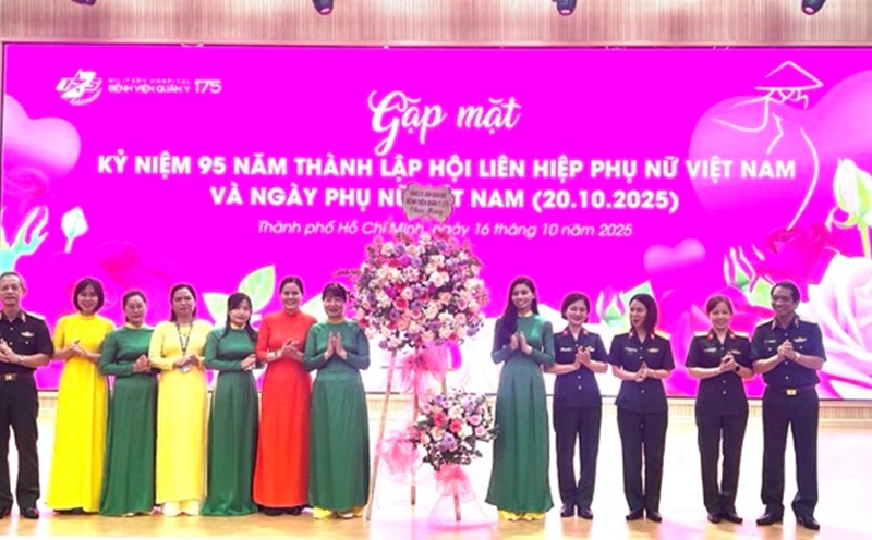 The female hospital union officials represented 1,300 women's union members who received flowers and congratulations. Photo: Nguyen Ly