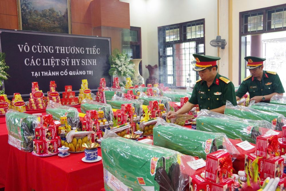 Dai ta Nguyen Tai Tinh (thu 2 tu phai sang), Pho Chi huy truong - Tham muu truong Bo CHQS tinh lam truong doan den thap huong vieng cac hai cot liet si. Anh: Xuan Dien