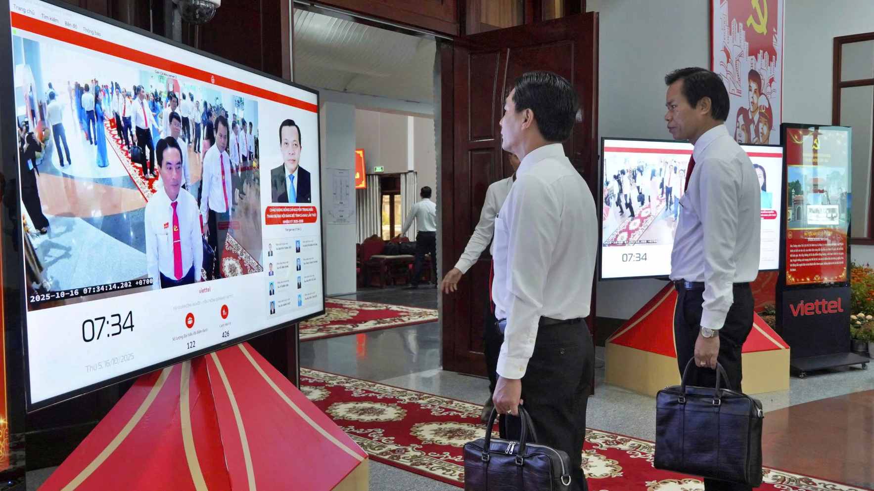 Cac dai bieu tham du Dai hoi dai bieu Dang bo tinh Ca Mau lan thu I, nhiem ky 2025 -2030 nhan dien khuom mat truoc khi vao hoi truong. Anh: Nhat Ho