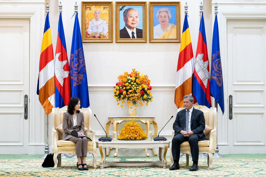 김지나 한국 외교부 제2차관과 훈 마넷 캄보디아 총리가 10월 16일 회의에서 사진: AFP