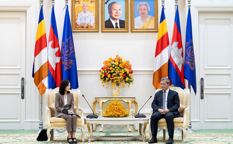 The second Deputy Minister of Foreign Affairs of South Korea, Ms. Kim Ji Na and Cambodian Prime Minister Hun Manet at a meeting on October 16. Photo: AFP