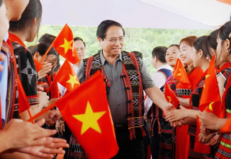 Hoc sinh mien nui Tay Giang, Da Nang vui mung chao don Thu tuong Pham Minh Chinh ve du le khoi cong ngoi truong ban tru hon 262 ti dong. Anh: Truong An