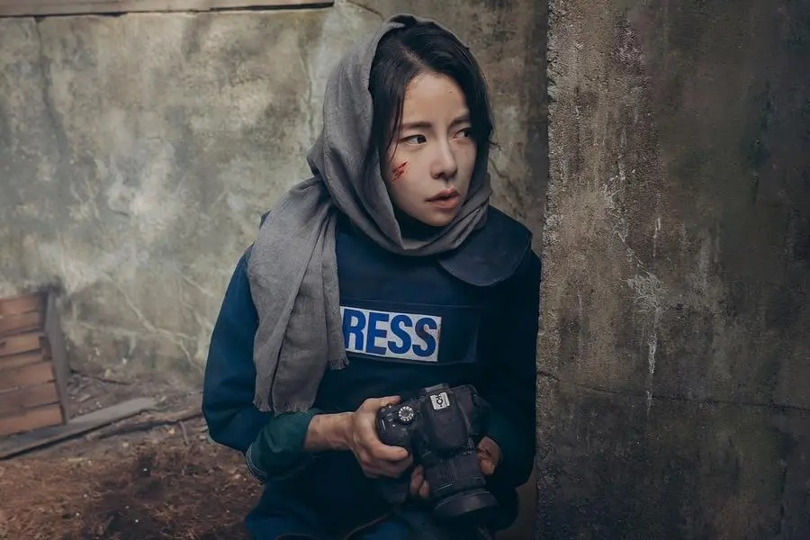 Lim Ji Yeon's reporter look. Photo: Nice To Not Meet You Producer