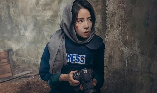 Tạo hình phóng viên của Lim Ji Yeon. Ảnh: Nhà sản xuất phim Nice To Not Meet You