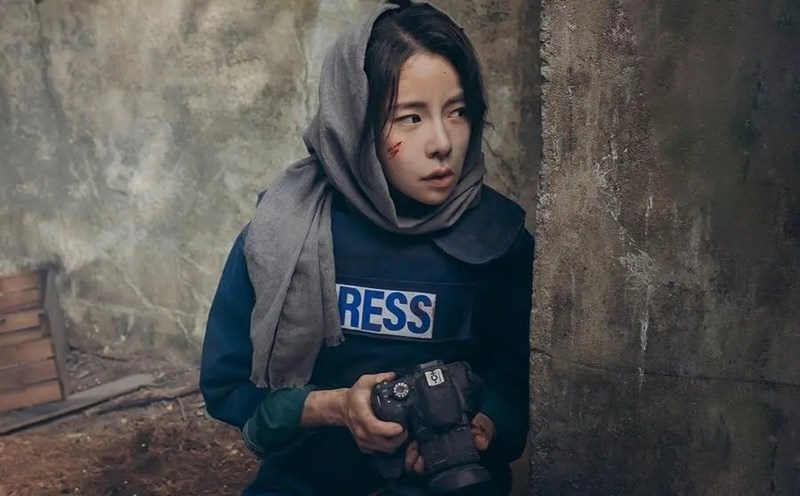 Lim Ji Yeon's reporter look. Photo: Nice To Not Meet You Producer