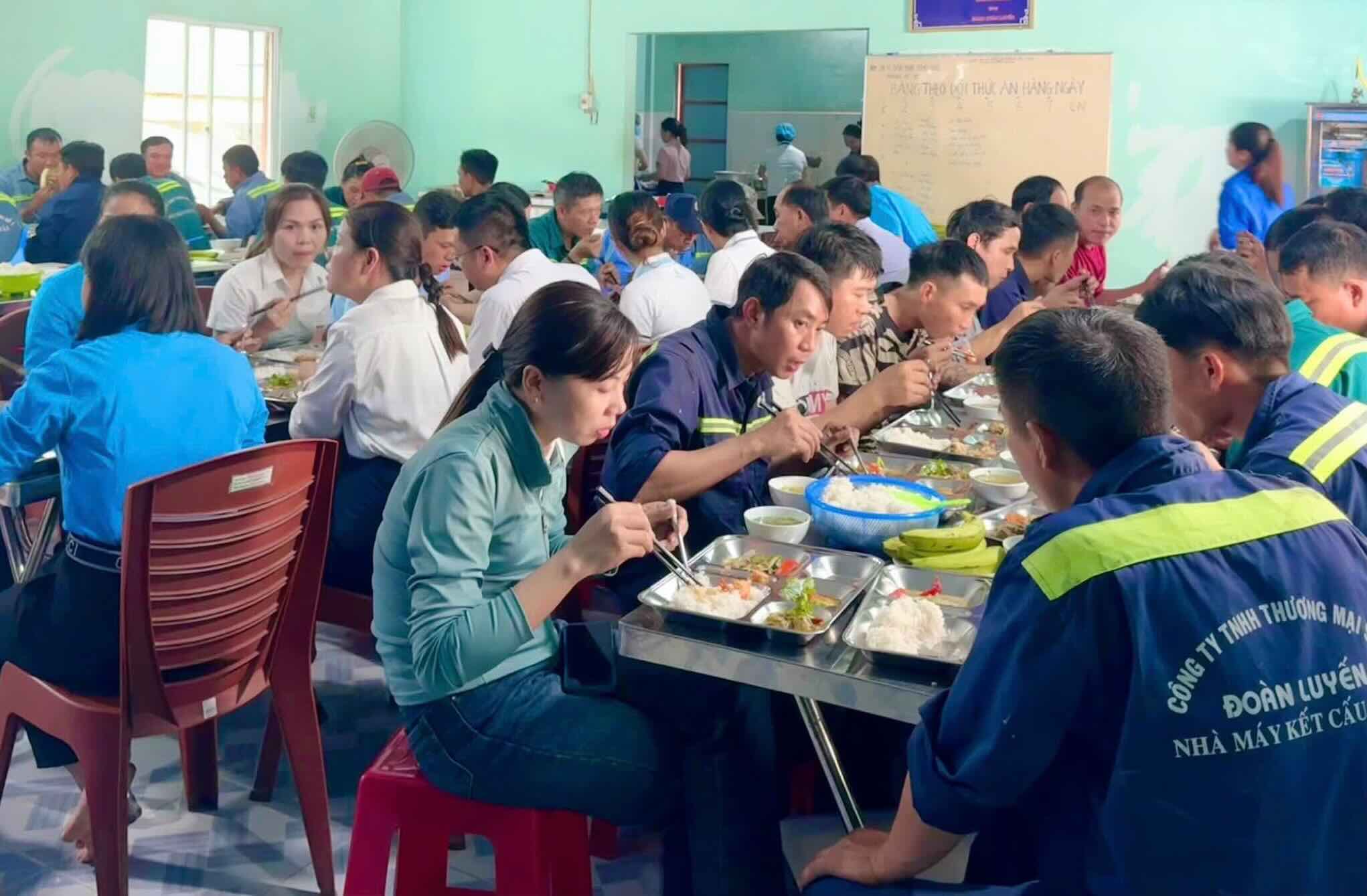 110 union members and workers gathered at the "Union Meal". Photo: Quang Tri Trade Union