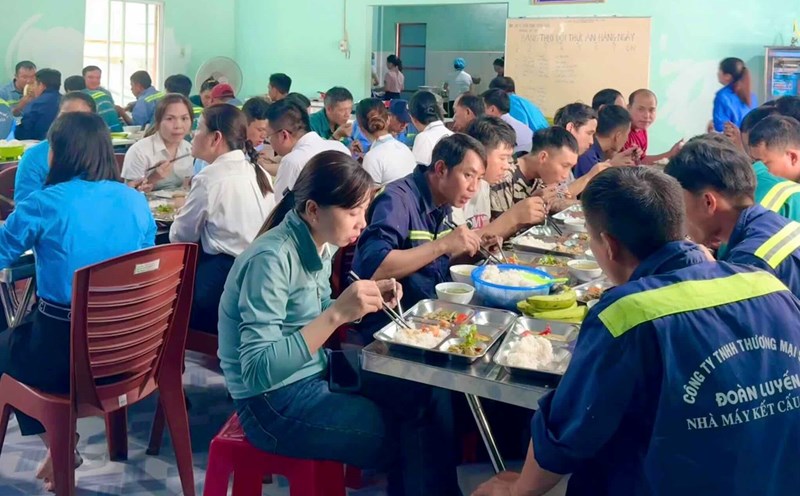 110 union members and workers gathered at the "Union Meal". Photo: Quang Tri Trade Union