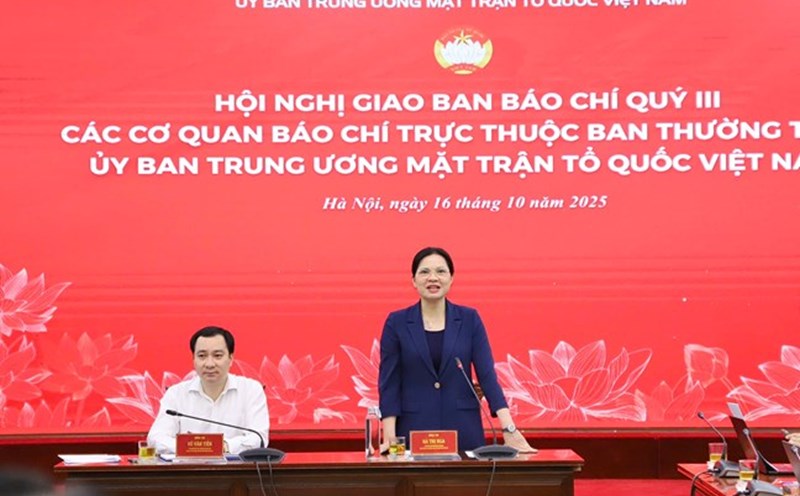 Ms. Ha Thi Nga - Member of the Party Central Committee, Vice President of the Central Committee of the Vietnam Fatherland Front - spoke at the conference. Photo: Minh Hien