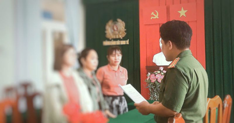 Công an tỉnh Vĩnh Long tống đạt quyết định xử phạt đại diện công ty. Ảnh: Công an cung cấp