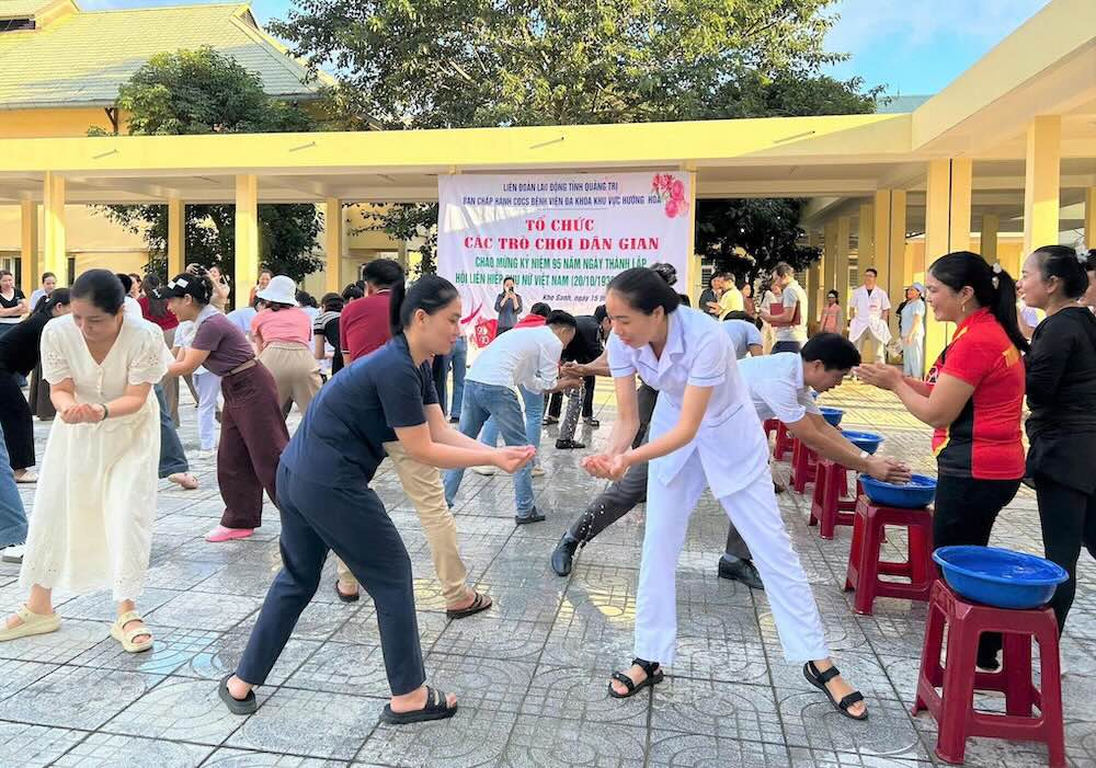 Bustling atmosphere of exchange of folk games. Photo: Quang Tri Trade Union