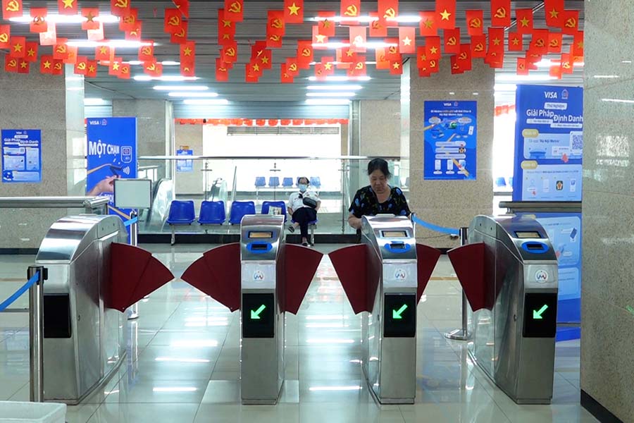 ハノイメトロで新しいテクノロジーを試す、乗りやすい人もいれば、苦労する人もいます。