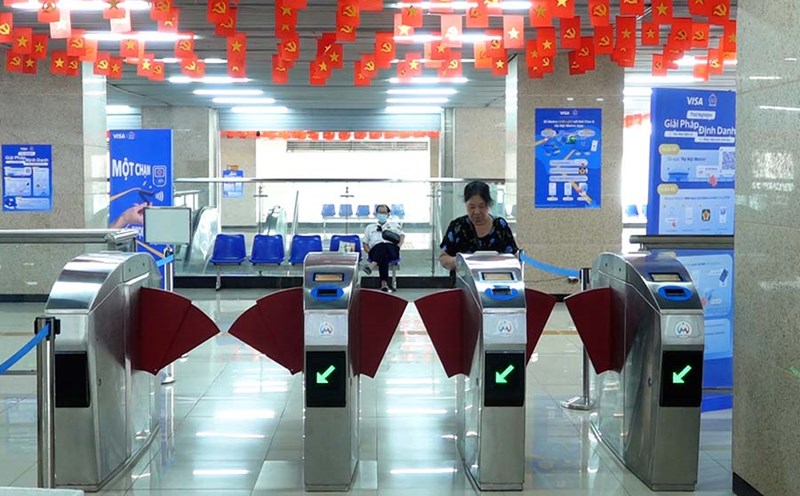 Trying new technology on Hanoi metro, some pass easily, some struggle