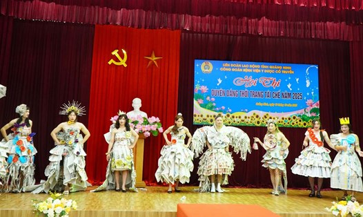Các đội thi trình diễn trang phục tái chế. Ảnh: Bệnh viện Y được Cổ truyền Quảng Ninh