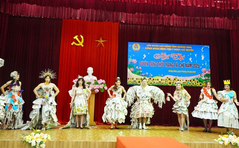 Equipos de competicion mostrando trajes reciclados. Foto: Hospital de Medicina Tradicional de Quang Ninh