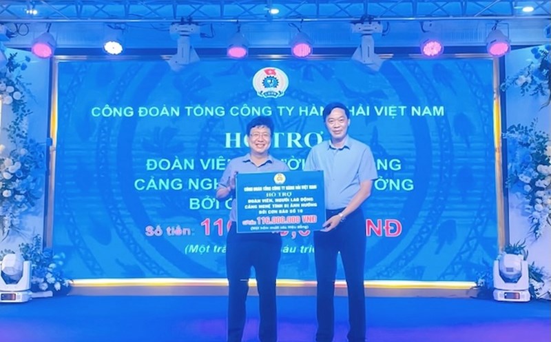 Mr. Mai Le Loi - Chairman of the Trade Union of Vietnam National Shipping Lines (right) presented support to union members and workers at Nghe Tinh Port. Photo: CDTCT