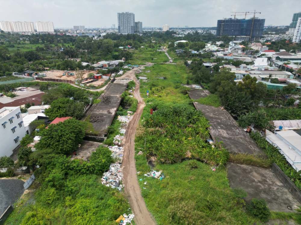 Doan Vanh dai 2 TPHCM (tu cau vuot Go Dua den duong Pham Van Dong) dung thi cong hon 5 nam. Anh: Anh Tu