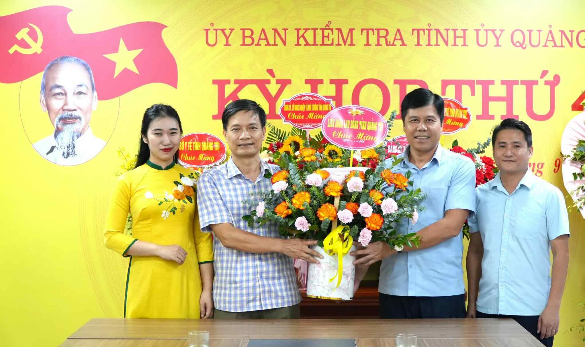 The Quang Tri Provincial Federation of Labor visited and congratulated the officials and civil servants of the Provincial Party Committee's Inspection Committee on the occasion of the anniversary. Photo: Quang Tri Trade Union